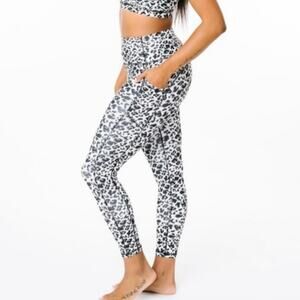 Zyia Snow Leopard Pocket Brilliant Hi Rise 7/8 Leggings size 12